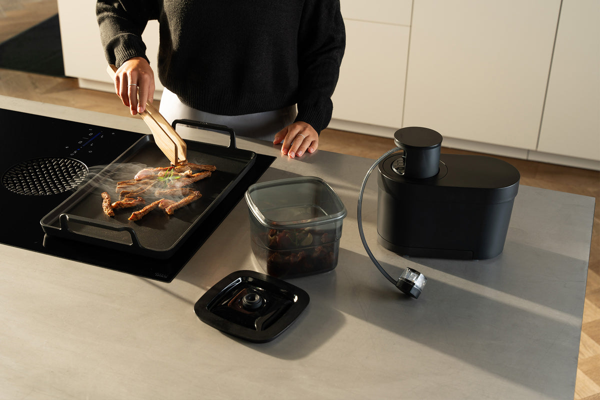 BORA QVac Move Vacuum Sealing Set All Black QVACABM - angled view showing all-black lid and sealing mechanism