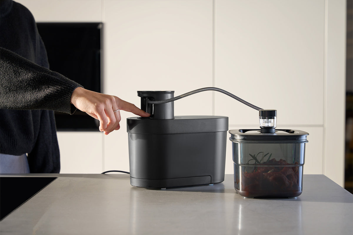 BORA QVac Move Vacuum Sealing Set All Black QVACABM - in-use shot with marinating ring attached