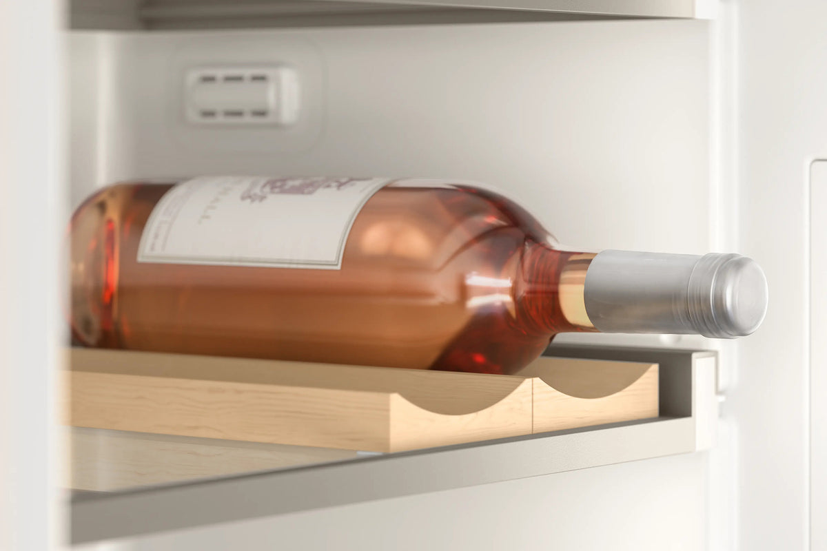Gaggenau 200 Series Vario Fridge-Freezer Combination RB289300 - close-up of handle and door finish