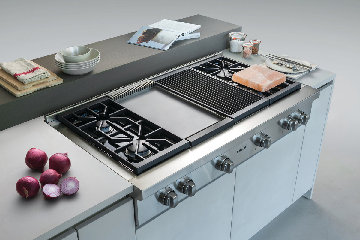 Wolf 122 cm 4 burner, teppanyaki & chargrill rangetop