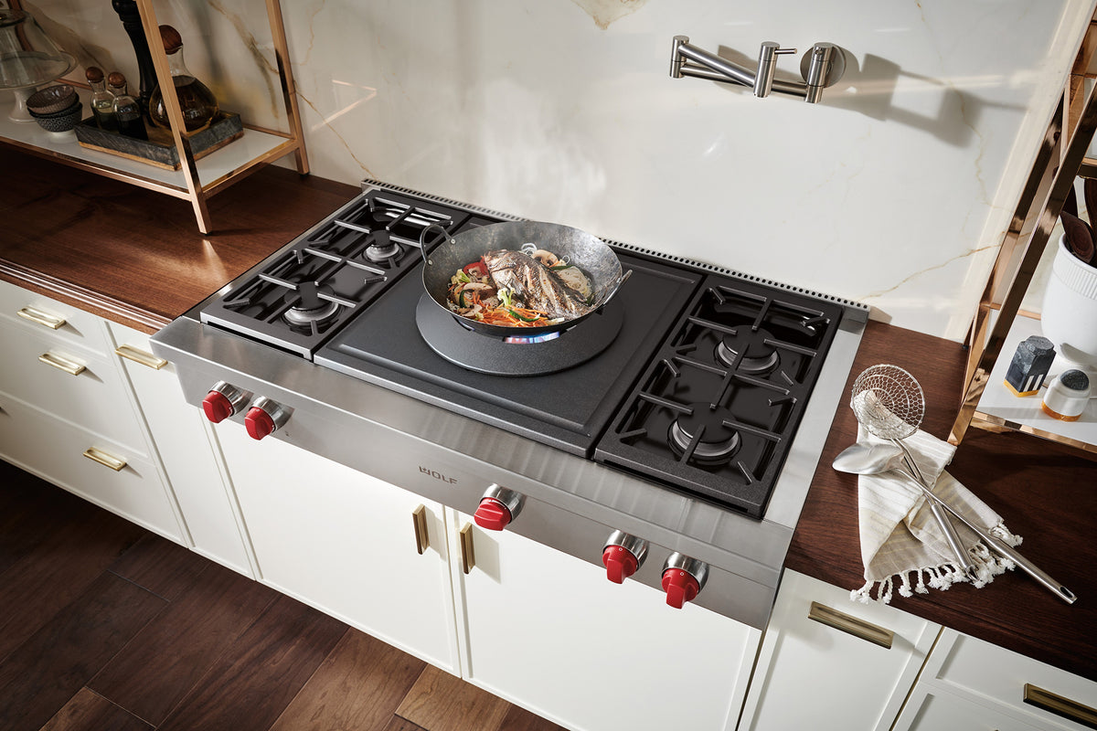 Wolf 122 cm 4 burner and wok rangetop